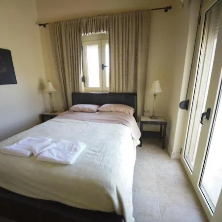 Beautiful House For 10 Persons, With Swimming Pool * העיירה רתימנו