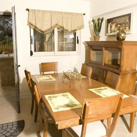 Beautiful House For 10 Persons, With Swimming Pool וילה *